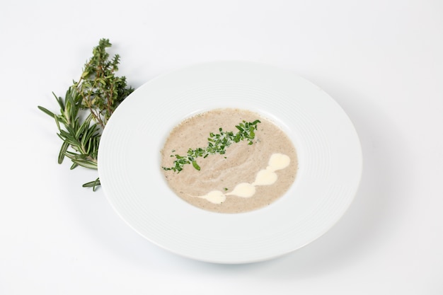 Sahne-Pilzsuppe in einem weißen Teller