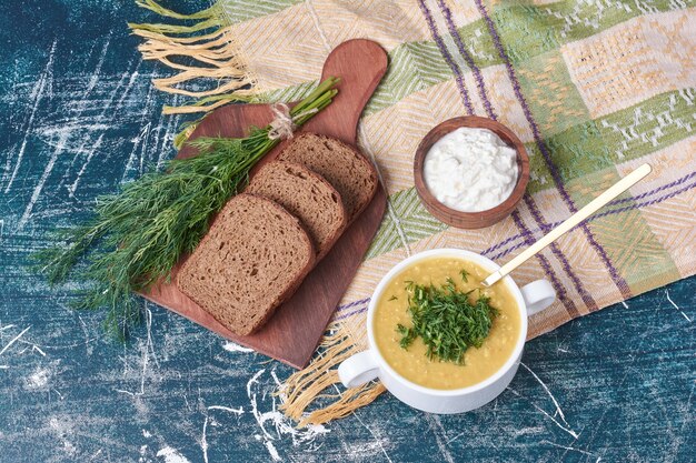 Sahnesuppe mit Joghurt und Brot, Draufsicht.