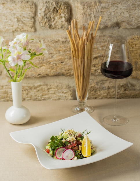 Saisonaler Blumenkohlsalat mit einem Glas Burgunder