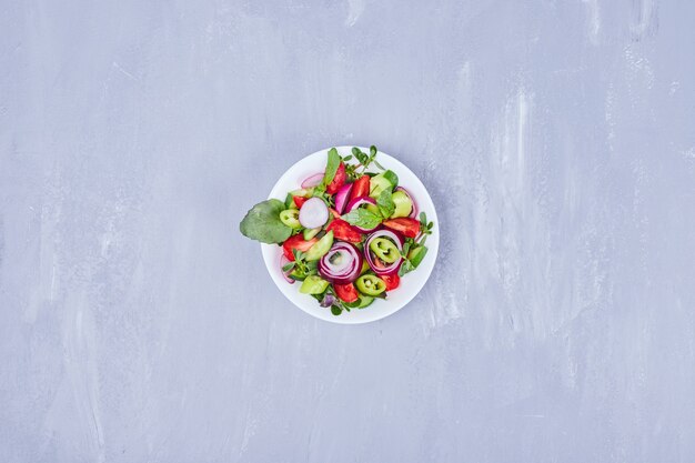 Saisonaler Salat mit Kräutern und Gemüse.