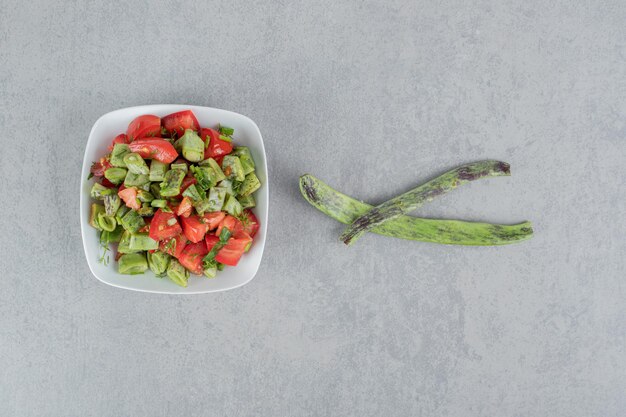 Saisonaler Salat mit roten Kirschtomaten und grünen Bohnen.