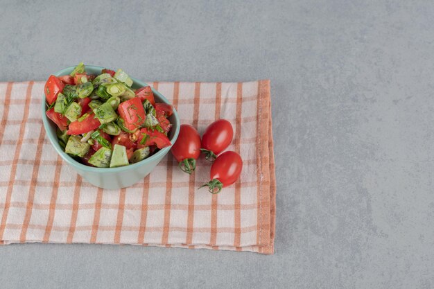 Saisonaler Salat mit roten Kirschtomaten und grünen Bohnen.