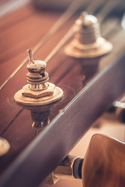 Saiten auf einer Makroaufnahme einer klassischen Akustikgitarre