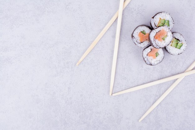 Sake Maki Brötchen mit Lachs und Avocado