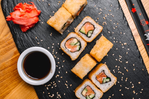 Sake Maki mit Soja-Ingwer und mit Sesam von oben bestreut