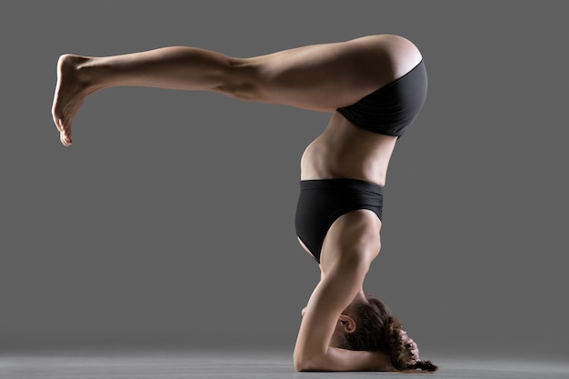 Kostenloses Foto salamba sirsasana yoga pose