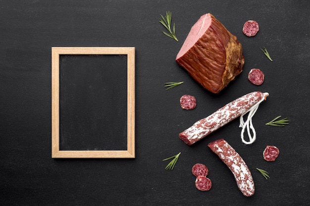 Kostenloses Foto salami und filetfleisch mit rahmen