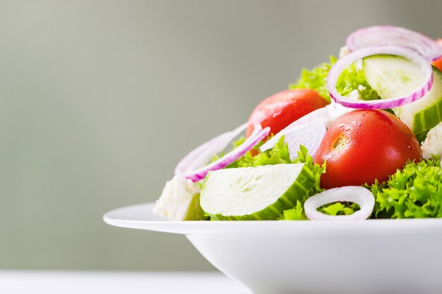 Salat auf einem weißen Teller