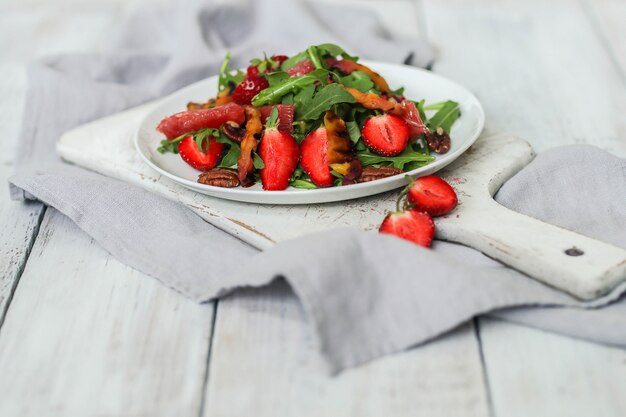 Salat auf weißem Tisch