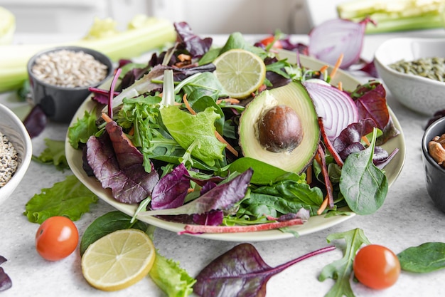 Kostenloses Foto salat aus avocado und gemüse, gemischte grüne salatblätter, essfertig