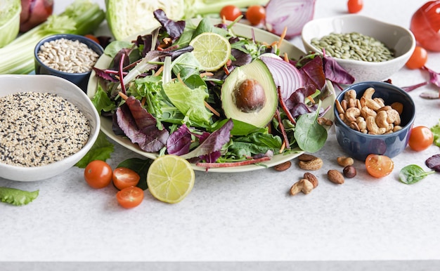 Kostenloses Foto salat aus avocado und gemüse, gemischte grüne salatblätter, essfertig