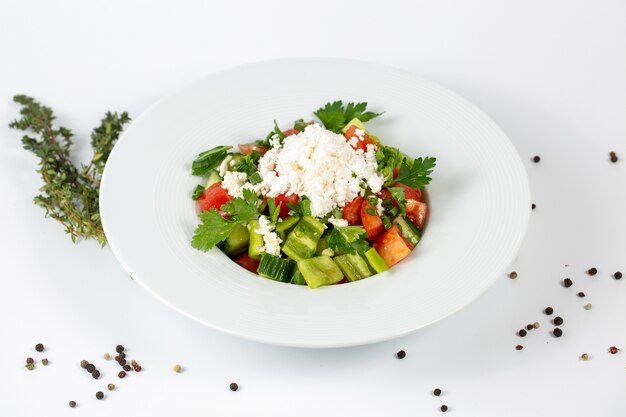 Salat aus frischem Gemüse mit Tomaten und Käse