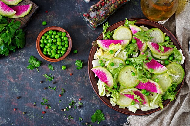 Salat aus Radieschen-, Gurken- und Salatblättern. Veganes Essen. Diätmenü. Ansicht von oben. Flach liegen