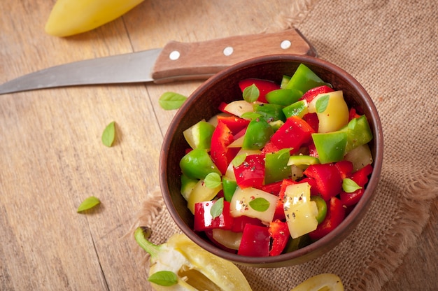 Kostenloses Foto salat aus süßen bunten paprika mit olivenöl