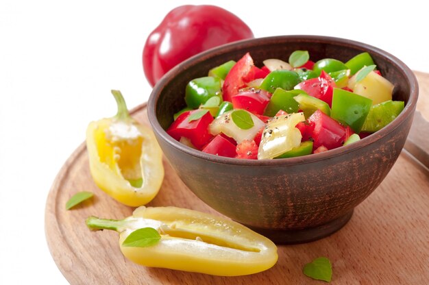 Salat aus süßen bunten Paprika mit Olivenöl