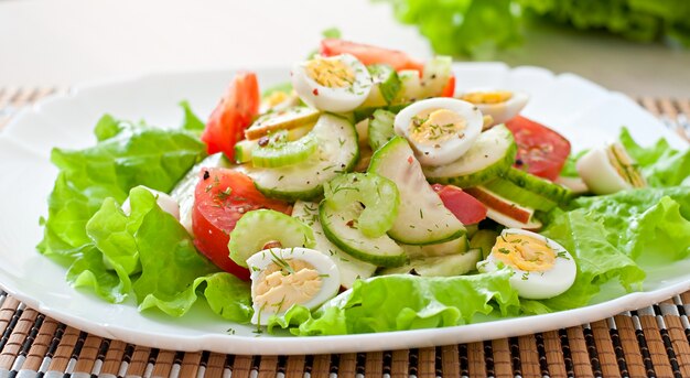 Salat aus Tomaten, Gurken und Wachteleiern