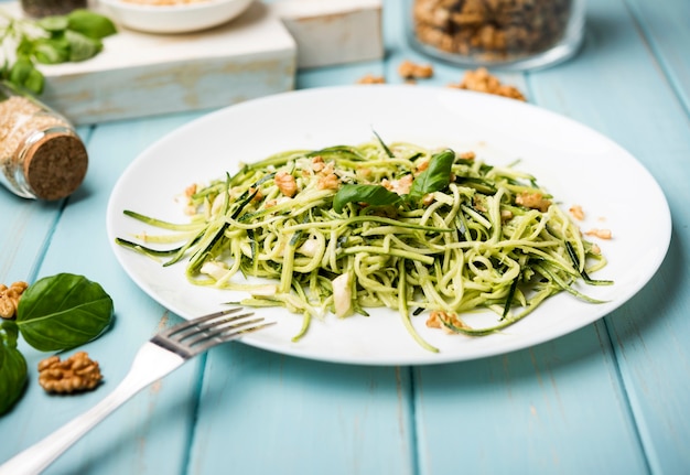 Salat der hohen Ansicht mit Gabel auf Holztisch