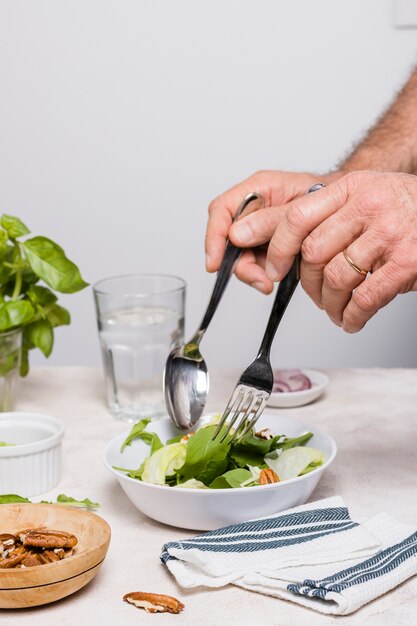 Salat, der mit Walnüssen und Stoff wirft