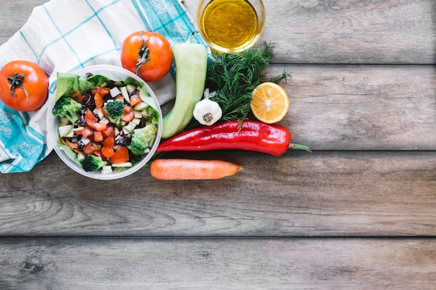 Kostenloses Foto salat in der nähe von öl und gemüse