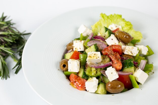 Salat mit Feta-Käse-Oliven und frischem Gemüse