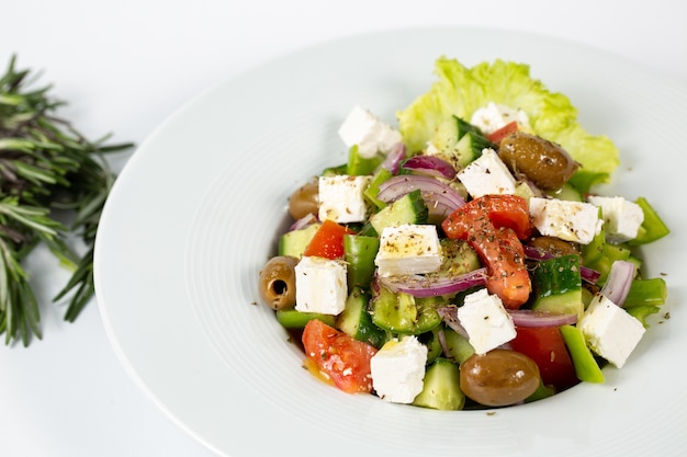 Salat mit Feta-Käse-Oliven und frischem Gemüse