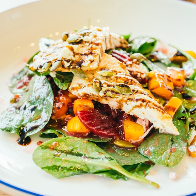 Salat mit gegrillten Hühnchen