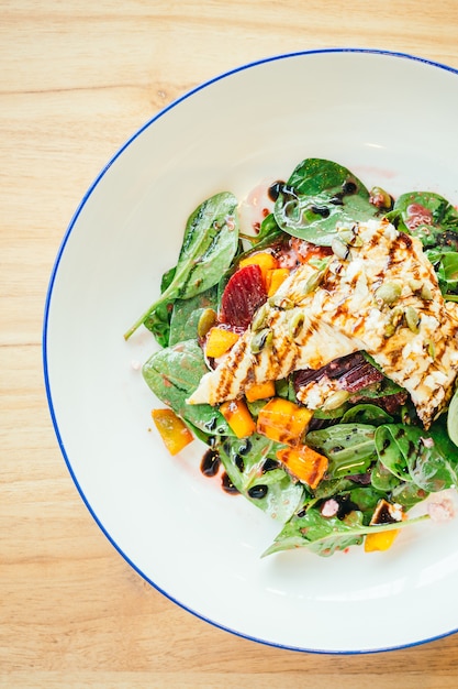 Salat mit gegrillten hühnchen