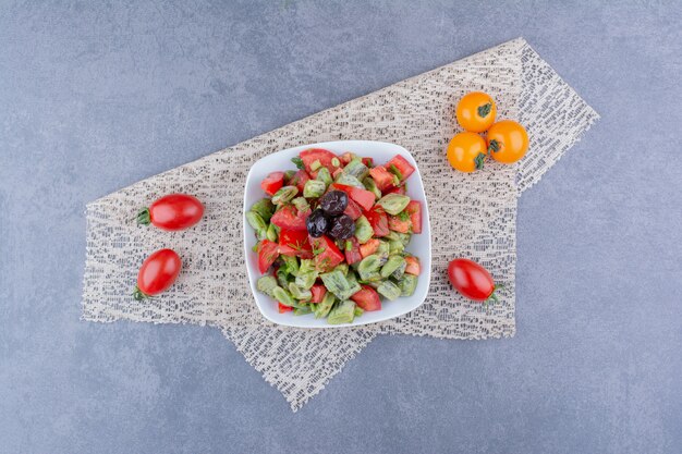 Salat mit gehackten Tomaten und grünen Bohnen