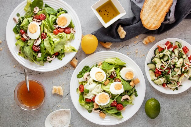 Salat mit Gemüse und Eiern auf dem Tisch