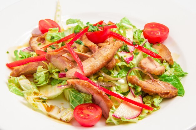 Salat mit Gemüse und Fleisch