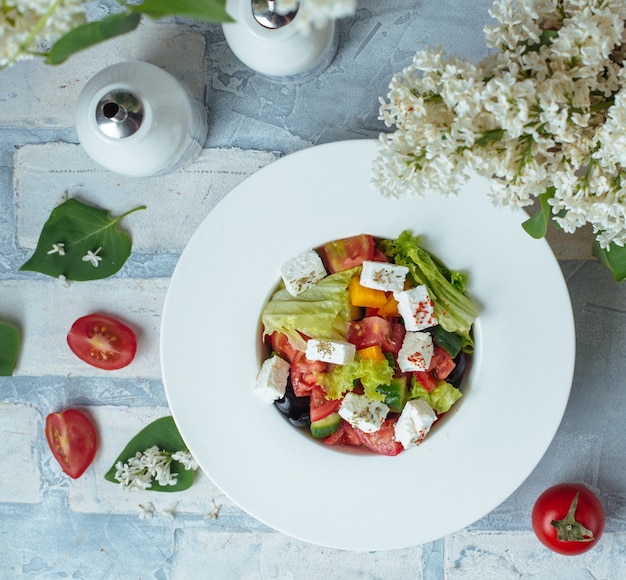 Salat mit Gemüse- und Weißkäsewürfeln.
