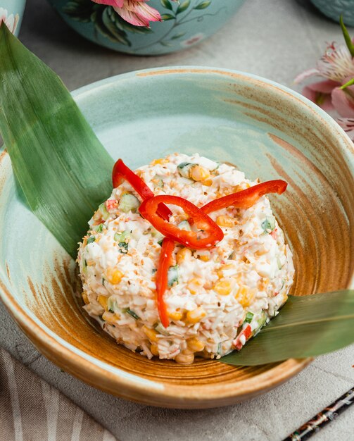 Salat mit Gemüsemais und Mayonnaise