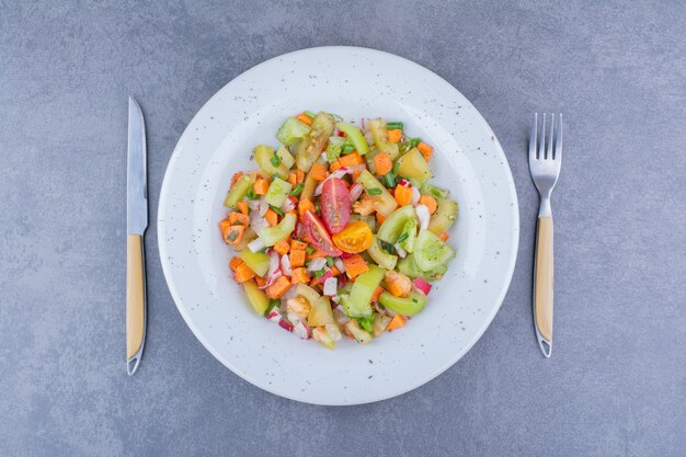 Salat mit grünem Gemüse und Kirschtomaten in Keramikschalen