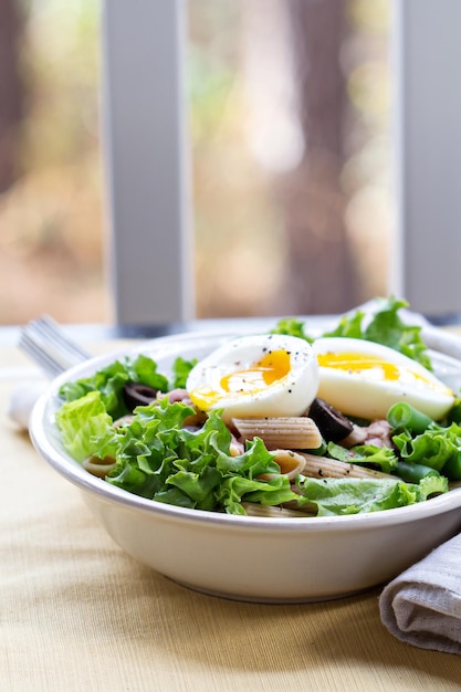 Salat mit Grünnudeln, Thunfisch und Ei