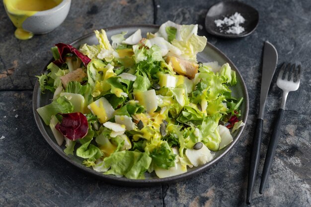Salat mit Hähnchenstücken serviert auf Platte Closeup