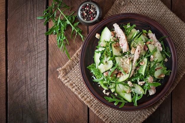 Salat mit Huhn und Zucchini