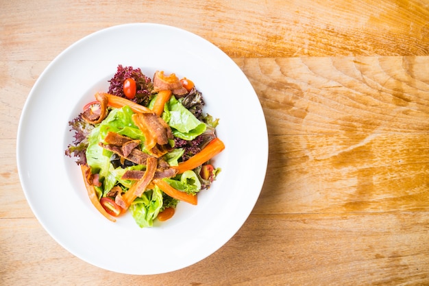 Kostenloses Foto salat mit krabbenstäbchen