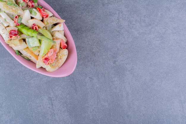 Salat mit Kräutern und Gemüse in einer Platte