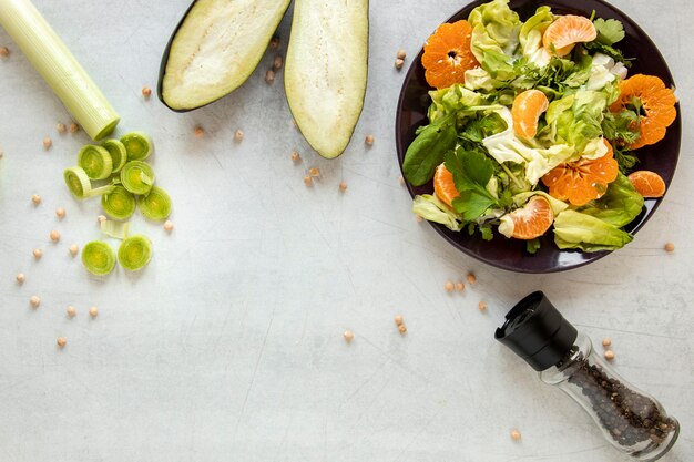 Kostenloses Foto salat mit obst und gemüse