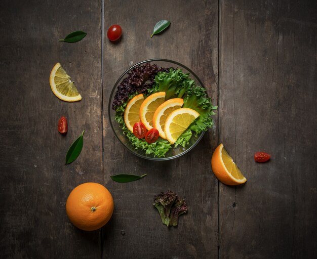 Salat mit Orangen und Kirschtomaten