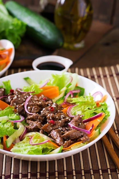 Salat mit Rindfleisch Teriyaki