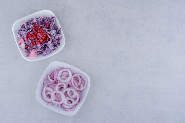 Salat mit Rotkohl und Zwiebeln in einem Teller