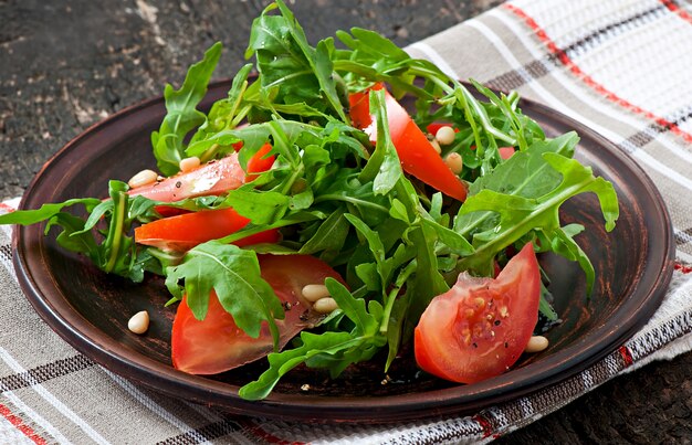 Salat mit Rucola, Tomaten und Pinienkernen