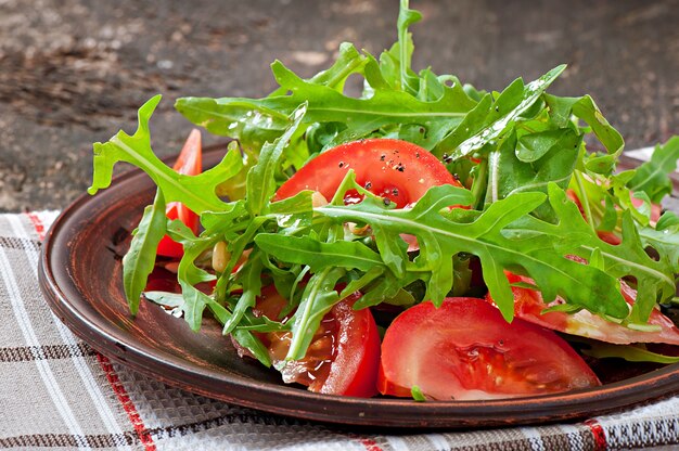 Salat mit Rucola, Tomaten und Pinienkernen