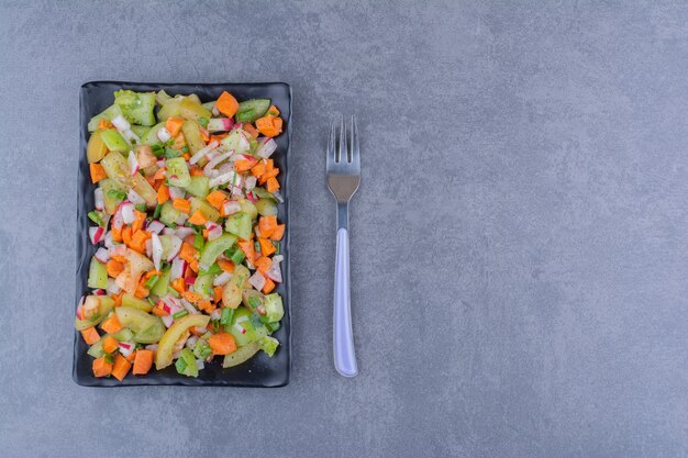 Salat mit saisonalen Kräutern und Gemüse in einer Platte