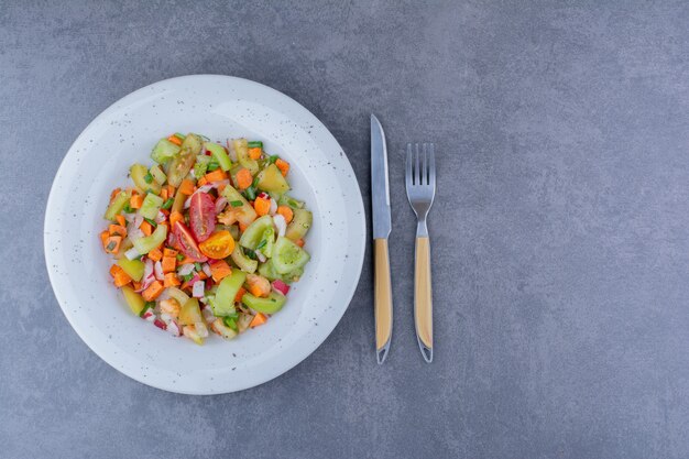 Salat mit saisonalen Kräutern und Gemüse in einer Platte