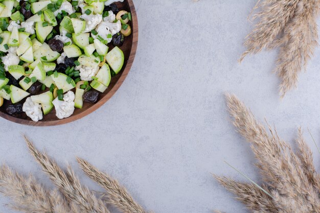 Salat mit schwarzen Oliven, Kräutern und Gemüse