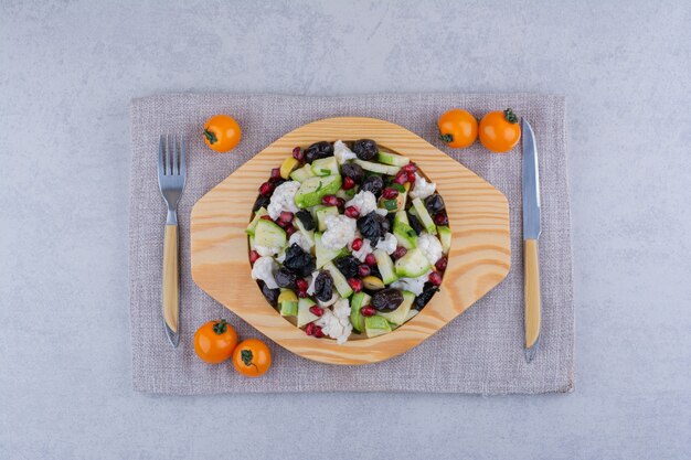 Salat mit schwarzer Sultaninen und Granatapfelkernen