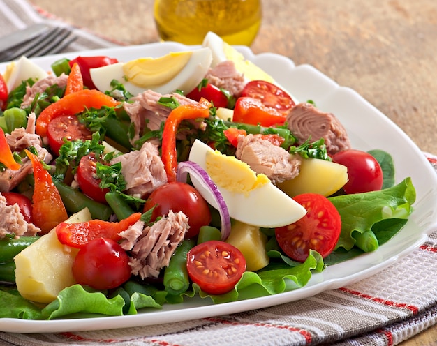 Salat mit Thunfisch, Tomaten, Kartoffeln und Zwiebeln