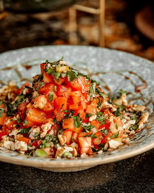 Salat mit Tomaten, Nüssen und Kräutern